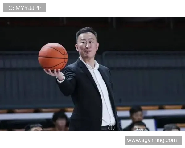 青岛男篮主帅刘维伟现场观战点评爱徒：相信小杨，他会越来越好！