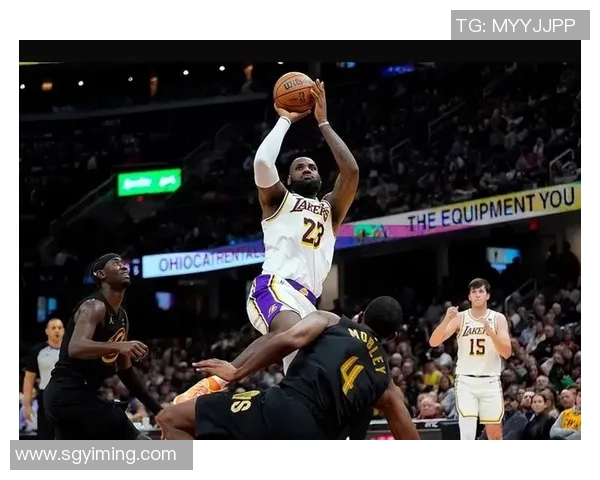 詹姆斯突破上篮时顶到膝盖，随后一瘸一拐跺跺脚继续打